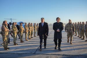 Milei y el gobernador Rolando Figueroa, a su llegada a Neuquén