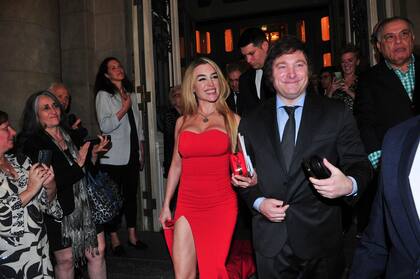 Milei y Fátima Florez, al entrar al Colón