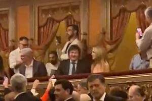 En plena veda, Milei fue al teatro Colón y provocó un revuelo: cánticos de repudio y expresiones de apoyo