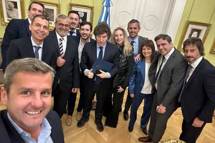 Milei y Karina con los diputados radicales que dieron vuelta su voto