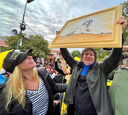 Milei y Karina junto a un cuadro de Conan.