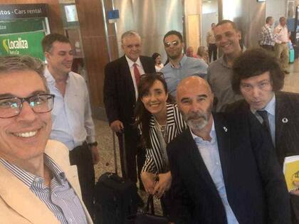 Milei y López Murphy, en una delegación de liberales que viajó a Córdoba en 2019 después de la asunción de Alberto Fernández; querían gestar un frente libertario