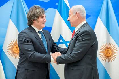 Milei y Netanyahu se saludan en una reunión de junio de este año