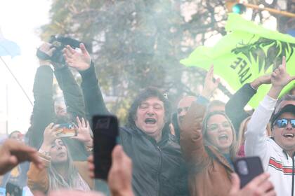 Milei y Píparo de caravana por el centro de Ramos Mejía