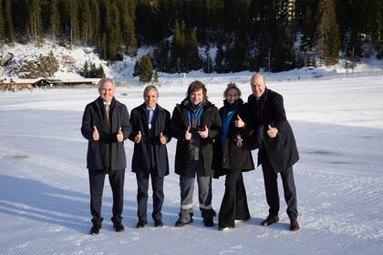 Milei y Quirno, junto al resto de la comitiva oficial que viajó a Davos