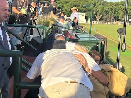 Milei y su abrazo con Adolfo Cambiaso padre