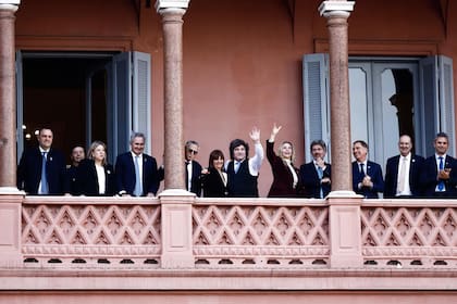 Milei y su gabinete, en el balcón de la Casa Rosada tras el tedeum