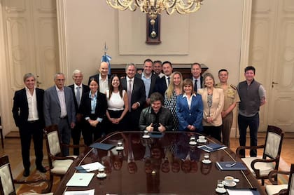 Milei y su Gabinete para el segundo tramo de gestión frente a la Casa Rosada