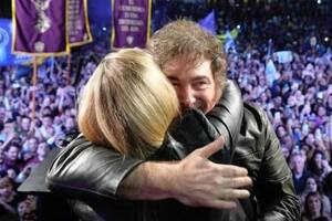 Milei y su hermana, en el acto de cierre de campaña de Adorni