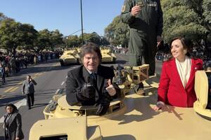 Milei y Villarruel, subidos a un tanque de guerra, durante el desfile militar del 9 de Julio