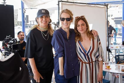 Milena Busquets en el set de filmación de "También esto pasará", con la directora María Ripoll y la actriz Marina Salas