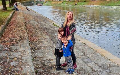 Milena junto a sus hijos en un paseo por Ljubljana, capital de Eslovenia.