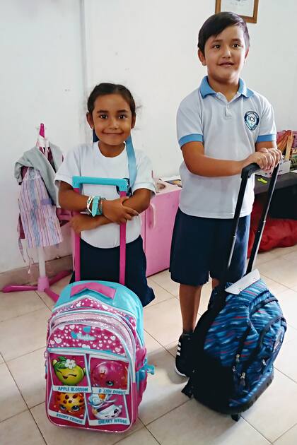 Milena y Emiliano en 2020, listos para empezar la escuela, aunque tuvieron muy pocos días presenciales por la pandemia