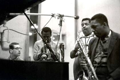 Miles Davis rodeado por Bill Evans, Cannonball Adderley y John Coltrane