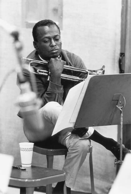Miles Davis y un instante de reflexión, mientras observa las partituras