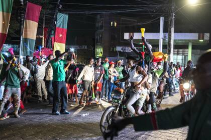 Miles de aficionados de Camerún siguieron con atención el duelo ante Islas Comoras