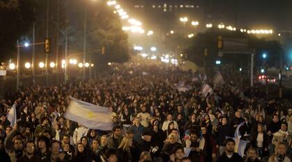 Miles de argentinos salieron a la calle y marcharon hacia el obelisco porteño en protesta a la política de falta de diálogo del Gobierno