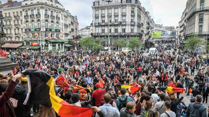 Miles de belgas festejan en el centro de Bruselas la victoria 3-0 frente a Irlanda por la Eurocopa