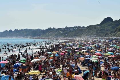 Miles de británicos aprovecharon el día de sol para ir a la playa en Bournemouth