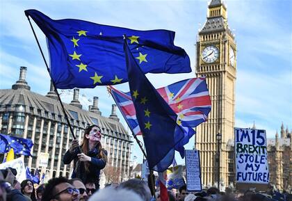 Miles de británicos protestaron ayer en Londres en contra del Brexit