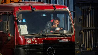 Un hombre come fideos instantáneos en la cabina de su camión en Khanbogd Soum, cerca de la frontera con China en el desierto de Gobi