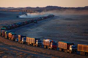 En fotos: miles de camiones varados en un espectacular embotellamiento en la frontera entre Mongolia y China