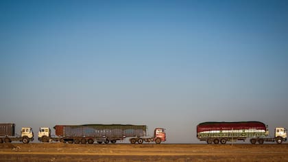 Miles de camiones pesados cargados de carbón se alinean en colas de hasta 130 kilómetros de la frontera entre Mongolia y China, en el desierto de Gobi