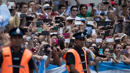 Miles de celulares captaron el paso de Macri a la Rosada