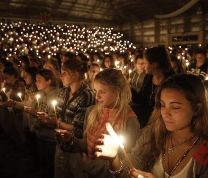 Miles de chicos con velas para celebrar la Vigilia Pascual