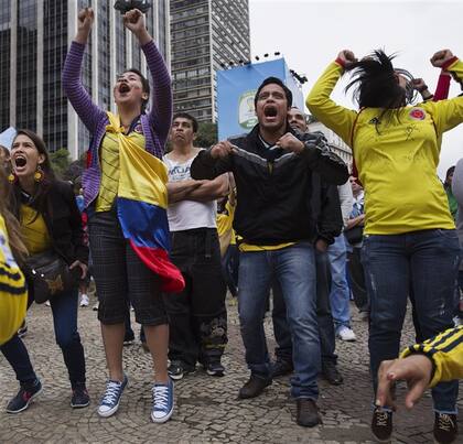 Los colombianos siguen fielmente a su selección