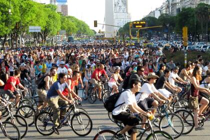 Miles de ciclistas urbanos recorren Buenos Aires en el encuentro mensual Masa Crítica