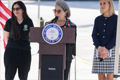 Miles de ciudadanos provenientes de Venezuela, Cuba, Haití y Nicaragua viven hoy bajo una "incertidumbre paralizante" ante la posible pérdida de su estatus legal en Estados Unidos, sostuvo la alcaldesa