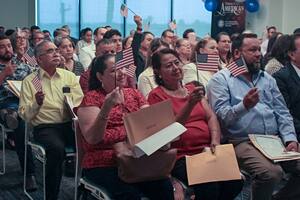 Miles de cónyuges e hijos no ciudadanos podrán solicitar un parole y obtener la residencia legal permanente sin tener que salir de Estados Unidos