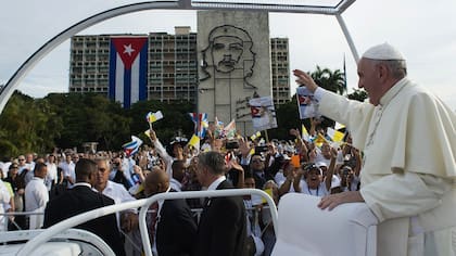Miles de fieles siguieron al Papa en Cuba