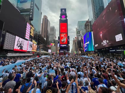Miles de hinchas argentinos llegaron a Estados Unidos y se juntaron en  Time Square, en Nueva York