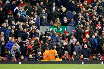 Miles de hinchas dejaron el estadio de Liverpool en señal de protesta por el aumento de las entradas