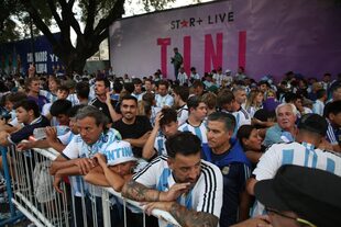 Miles de hinchas esperaron para entrar al estadio