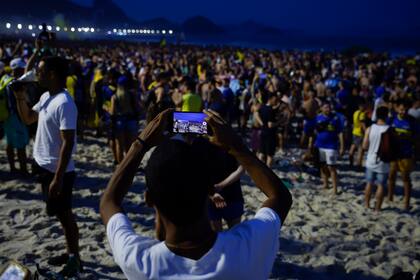 Miles de hinchas se reunieron a orillas del mar en Río