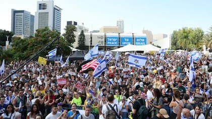 Miles de israelíes celebraron en las calles de Tel Aviv la liberación de los rehenes en poder de Hamas