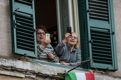 Miles de italianos se asoman todas las tardes a sus ventanas para dar muestras de apoyos a los sanitarios.