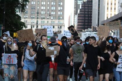 Miles de jóvenes toman las calles de Nueva York desde hace dos semanas en protestas por justicia racial