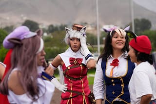 Miles de jóvenes van al hipódromo de Perú a ver carrera de caballos inspirados en videojuego japonés