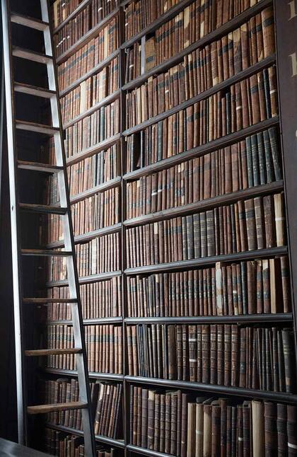 Miles de libros en los largos estantes de la biblioteca de la Trinity College.