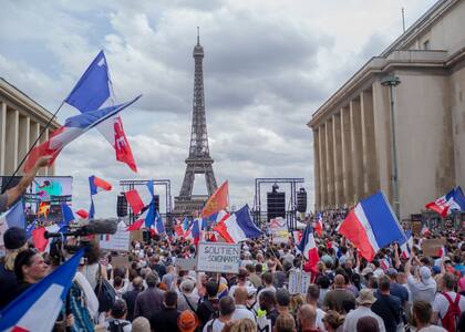 Miles de manifestantes de reúnen el sábado 24 de julio de 2021 en la Plaza del Trocadero, cerca de la Torre Eiffel, para oponerse a la vacunación obligatoria y otras medidas contra el COVID-19, en París. 