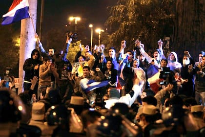 Miles de manifestantes se congregaron en el centro de Asunción en apoyo de Lugo y reaccionaron con rabia a su destitución