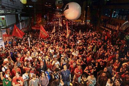 Miles de manifestantes concentrados en respaldo a Lula frente a la sede del Sindicato de los Metalúrgicos, en São Bernardo do Campo, en 2018