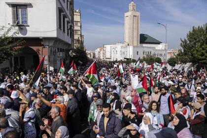 Miles de marroquíes participan en una protesta en solidaridad con los palestinos en Gaza y contra la normalización con Israel, en Casablanca, Marruecos, el domingo 29 de octubre de 2023.