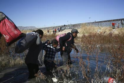 Miles de migrantes cruzan el Río Grande, en Texas, para llegar a Estados Unidos