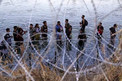 Miles de migrantes llegan a diario a la frontera de Texas