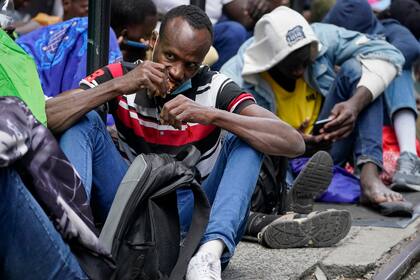 Miles de migrantes viven en los refugios de emergencia en Nueva York